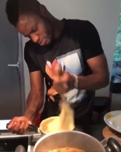 Mubarak Wakaso shows prowess in the kitchen, prepares fufu and light soup 18