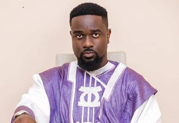 Sarkodie rains insult on fan for saying he likes his daughter Titi 9