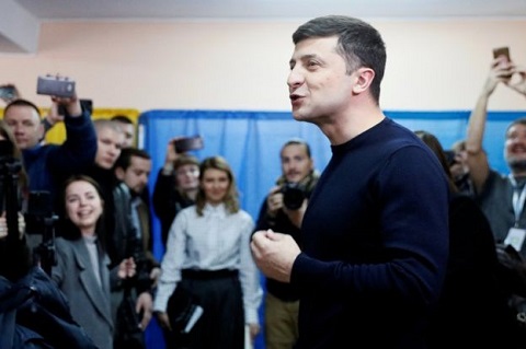 Ukraine election: Comedian leads presidential contest 5