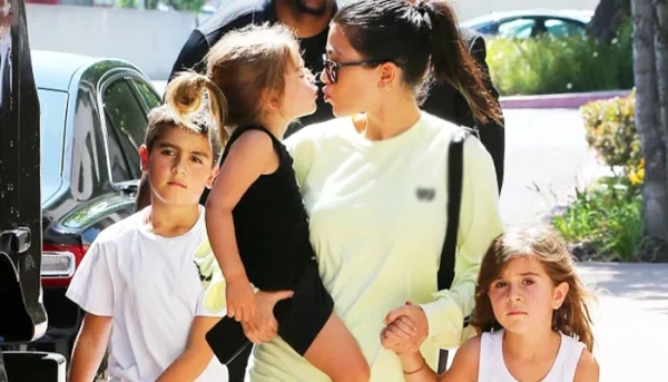 Kourtney Kardashian reunites with her children after emotional post? 13