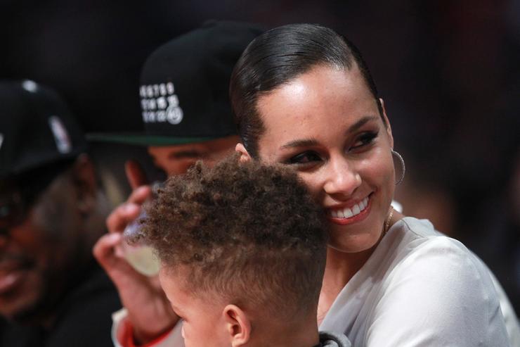 Alicia Keys & Swizz Beatz' Sons Unimpressed With Her Grammy Hosting Gig: Watch 14