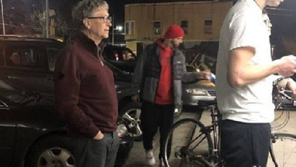Photo of billionaire Bill Gate in queue to buy burger from a local shop goes viral 16