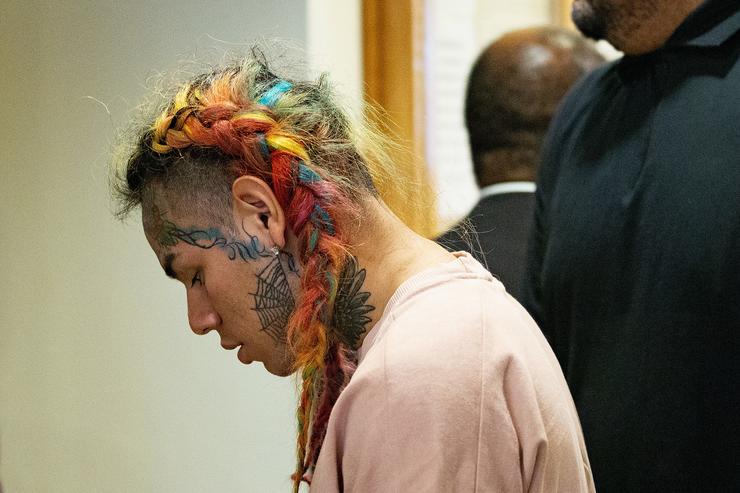 Tekashi 6ix9ine's GF Shares Glimpse Of Rapper Without Rainbow Hair In New Photo 17