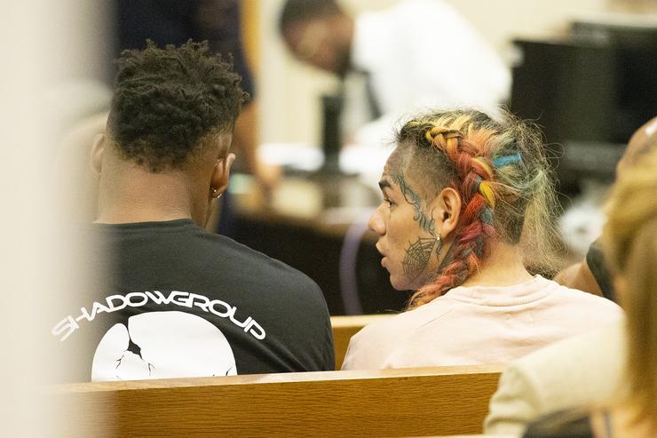 Tekashi 6ix9ine Cant Keep His Hands Off His Girlfriend In First Jail Photo 40