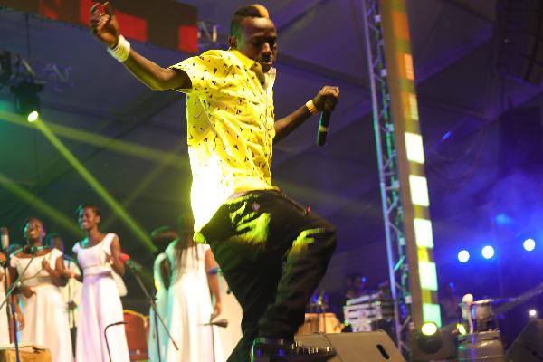 Patapaa performed to 16 people in Norway not 3 – Manager 33