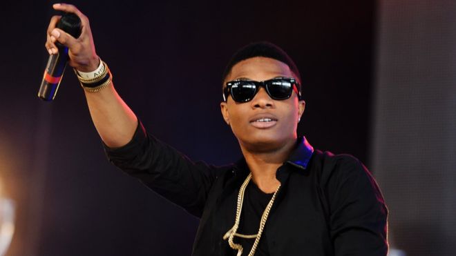 Watch the moment a female fan of Wizkid attempted to give him a ‘BJ’ on stage after hugging her 21