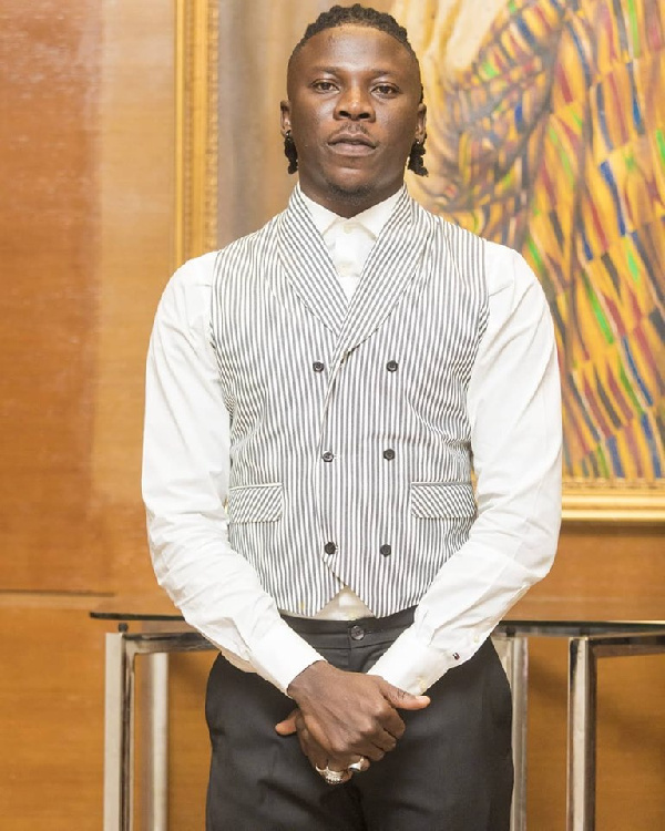 Instagram blogger drags Stonebwoy in the mud; says he is too pompous 36