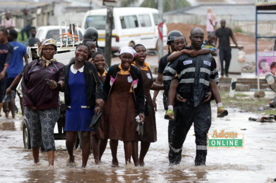 TRENDING: How a police officer carried adults, children through the floods 32