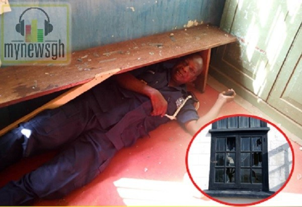 Police Boss hides under bench to avoid lynching over suspect’s death 1