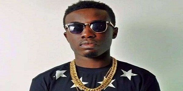 Criss Waddle dashes money to a street boy for wearing an ‘R2bees’ T-shirt (Video) 14