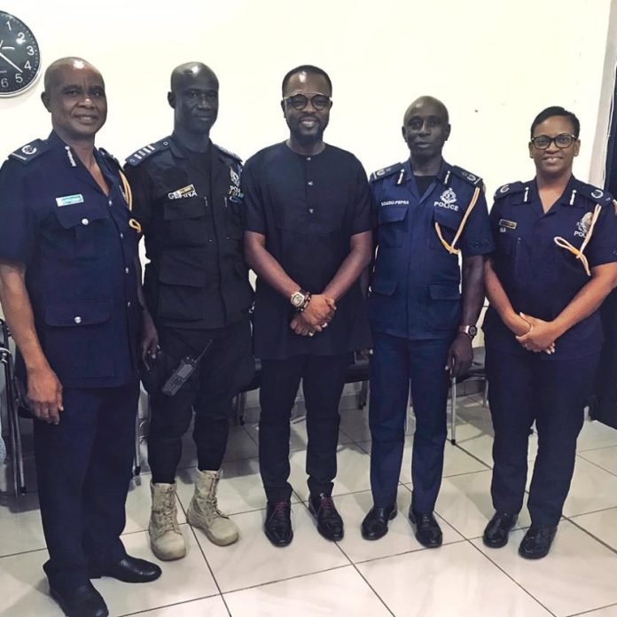Photos: KOD Rewards Police Man Who Carried School Children And Women On His Back During Floods In Accra 26