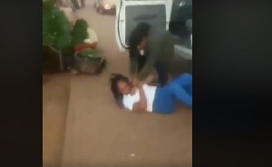 Angry wife beats up husband’s alleged side chick on the street 5