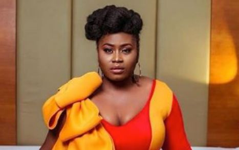 VIDEO: Lydia Forson With Thick-clayed Makeup And ‘Fake’ Eyelashes On ‘Deceives’ Herself That She’s Beautiful 15