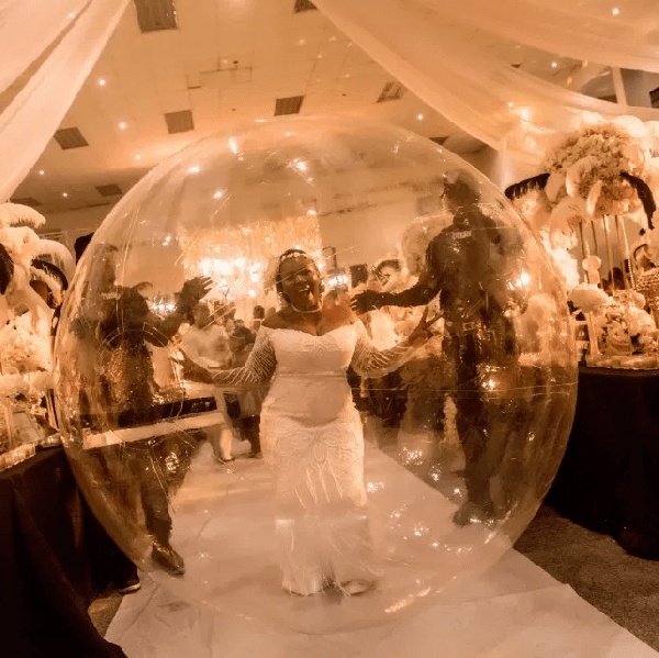 Bride arrives at wedding reception in giant balloon 5
