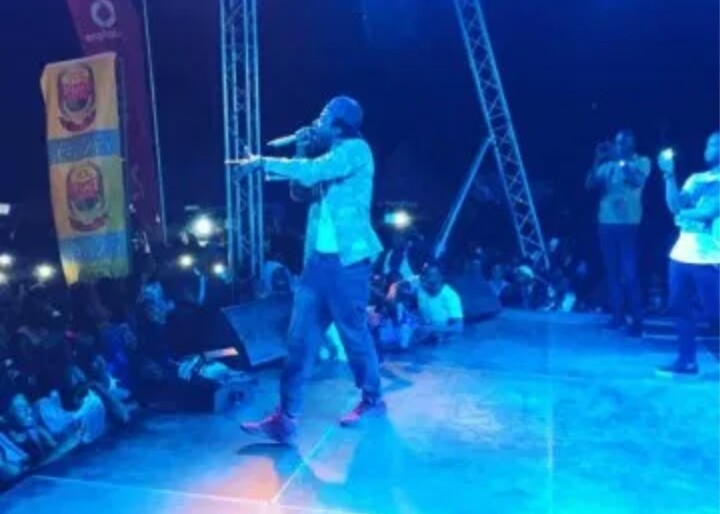 Angry SM fans hoot and throw bottles at Kwaw Kese during his stage performance at Shatta Wale’s ‘Wonder Boy’ album launch 26