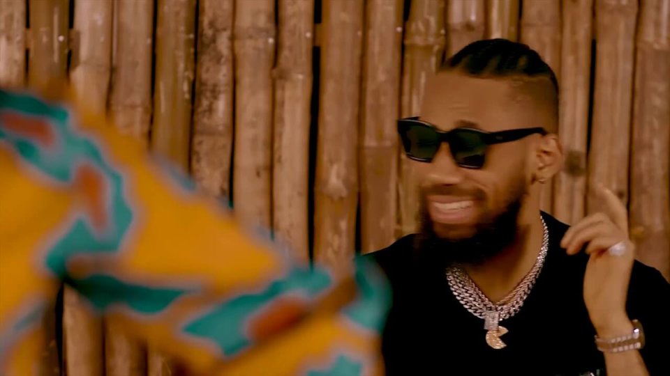 Rayvanny Feat. Phyno – Slow (Official Video) 5