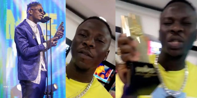 ‘It signifies peace’ – Stonebwoy reacts as he receives Shatta Wale’s free award gift with joy 29