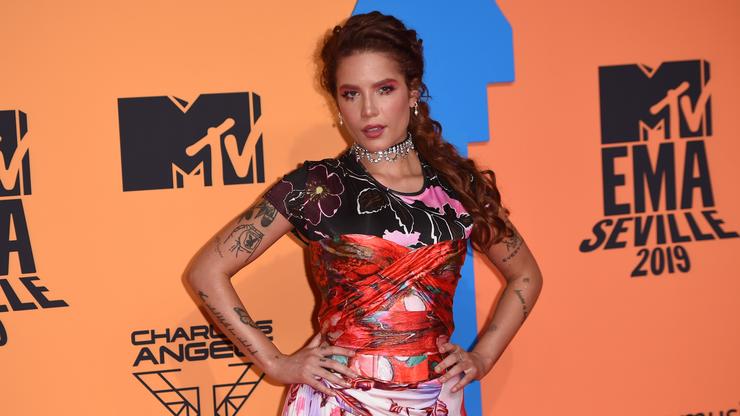 Halsey Blasts Paparazzi For "Violently" Stalking Her: "Some F*ck Sh*t" 5
