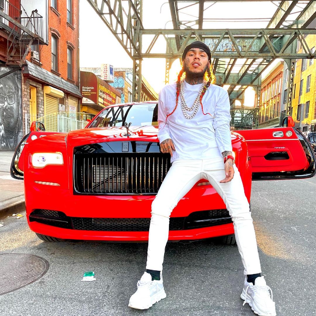 6ix9ine Resurfaces in His Hometown Area to Tease New Music, Location Gets Vandalized With ‘Rat’ Messages 4