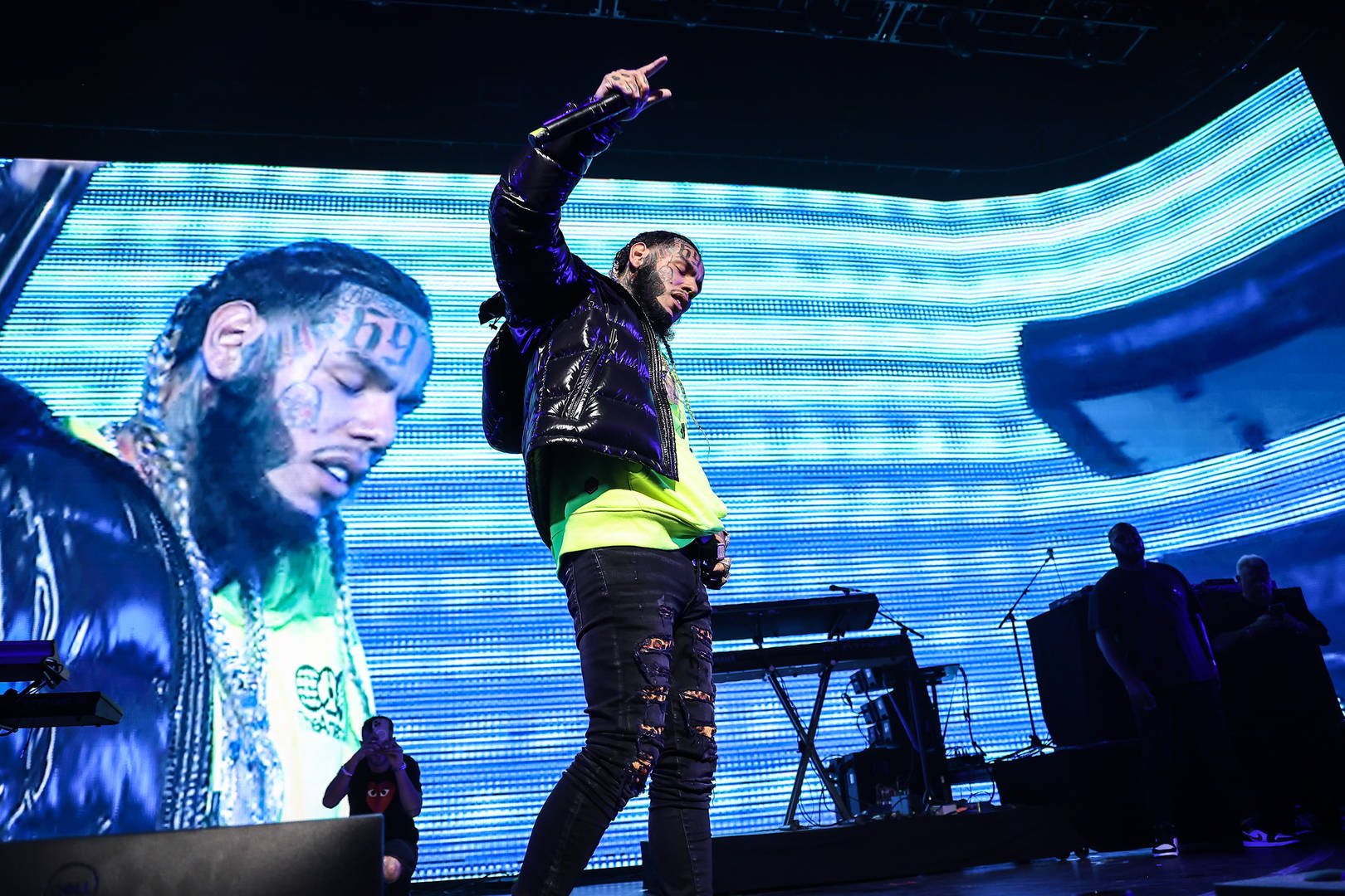 6ix9ine Performs “BEBE” To A Sold Out Crowd At Miami Bash 20