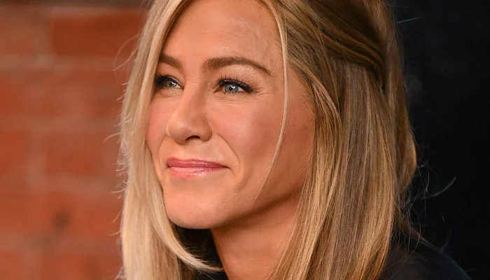 Jennifer Aniston shows off rare photo with parents for birthday celebrations 31