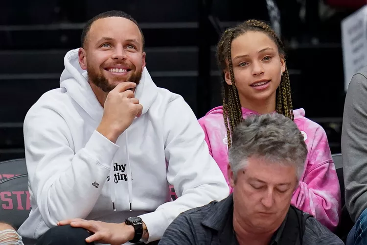 Stephen Curry's Daughter Riley Looks All Grown Up at Women's Basketball Game with Dad: Photo 7