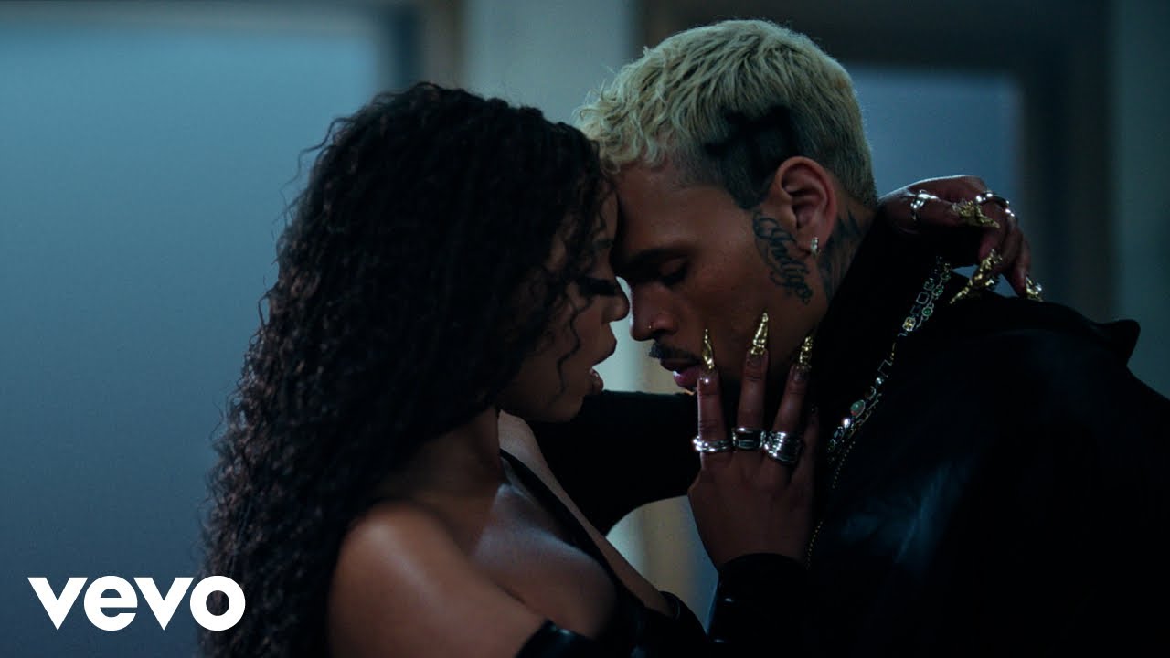 Chlöe, Chris Brown - How Does It Feel (Official Video) 6
