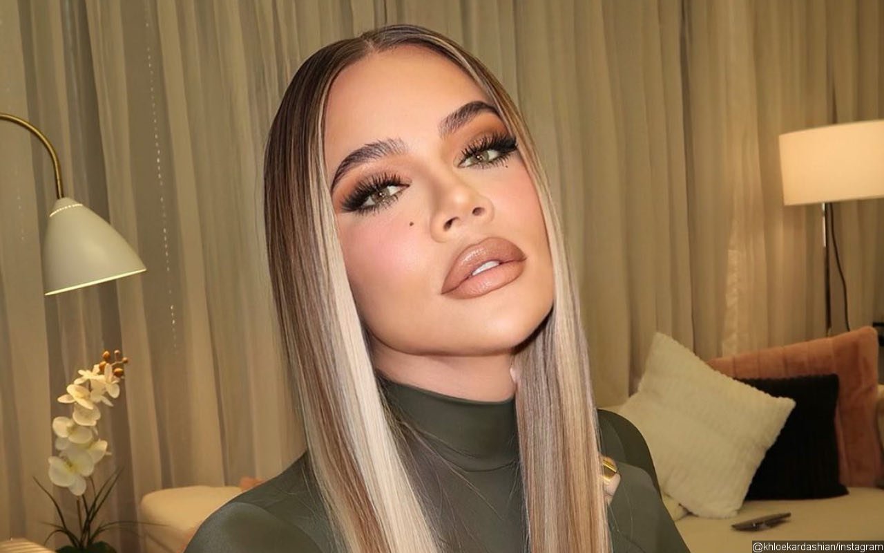 Khloe Kardashian Fixes Editing Errors After Being Mocked Over Photoshop Fail 14