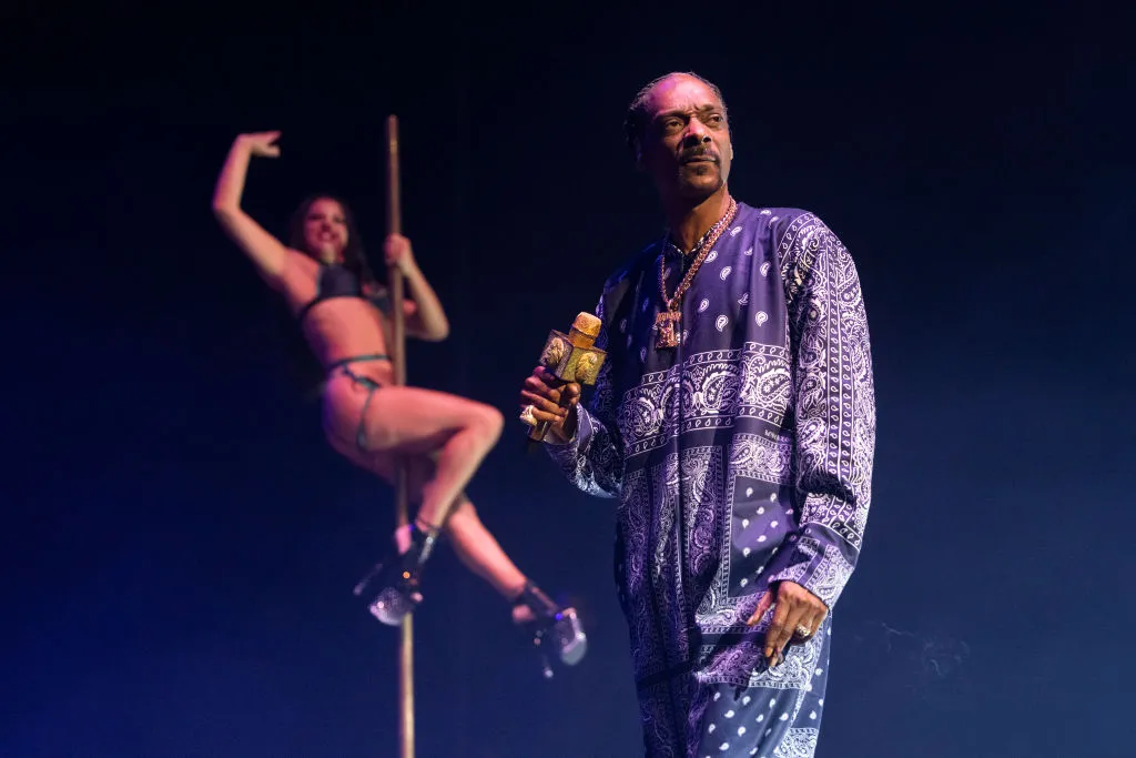 Snoop Dogg’s Pole Dancers Shock Australian Crowd, He Parties With Ed Sheeran & Russell Crowe Backstage 6