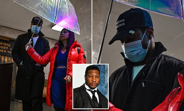 Jonathan Majors Seen Leaving NYC Courthouse In “FREEDOM” Cap After Facing Assault Allegations 6