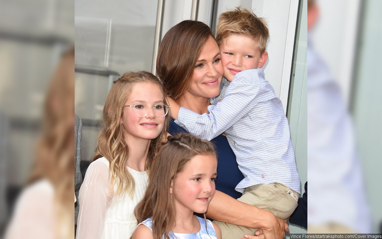 Jennifer Garner Shares Why She Bans Her Kids From Social Media 12