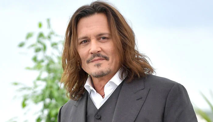 Johnny Depp’s concerning ankle injury makes him rely on crutches again 8