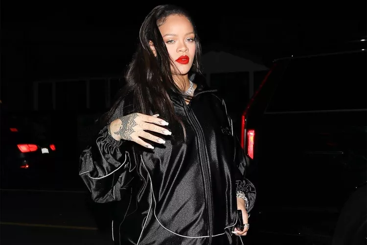 Pregnant Rihanna Shows Off Baby Bump After Leaving Los Angeles Restaurant 16