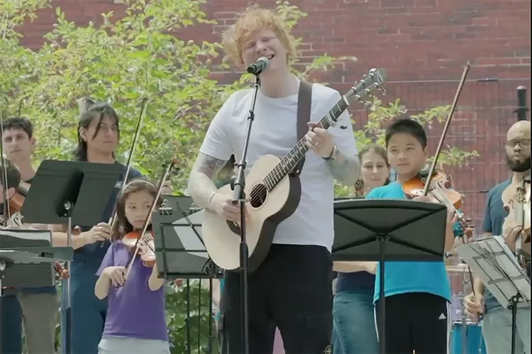 Ed Sheeran Surprises Boston Kids at Their Recital with 'Fun' Singalong 16