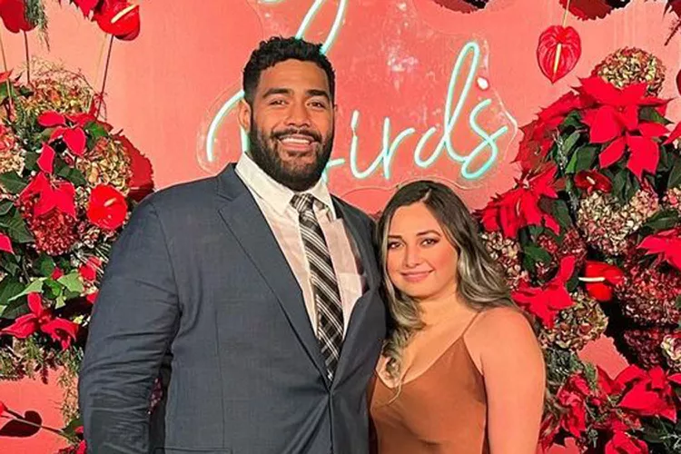 Eagles' Jordan Mailata Stuns Guests by Singing 'Isn't She Lovely' at His Maui Wedding — See the Video! 54