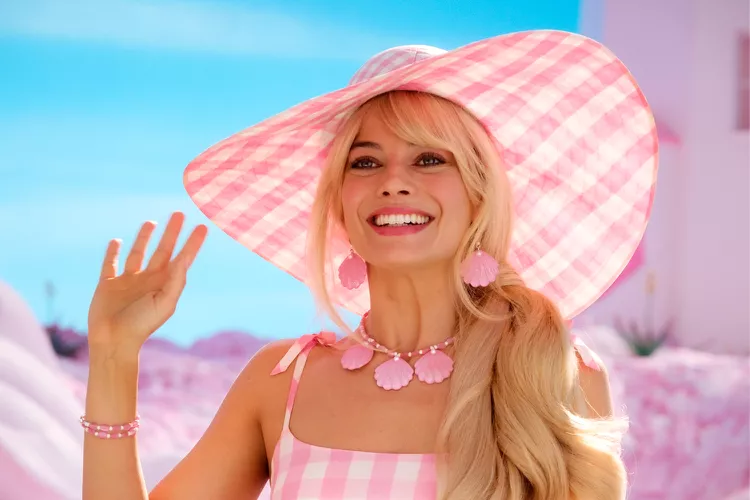 Margot Robbie Wears an Archival Chanel Look in ‘Barbie’ That Was First Worn by Claudia Schiffer 12
