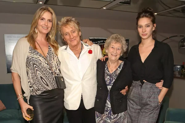 Rod Stewart Brings 94-Year-Old Sister on Stage for Surprise Duet During Final UK Tour Date