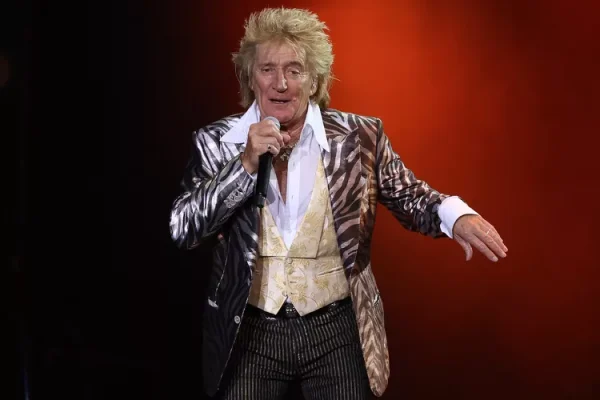 Rod Stewart Brings 94-Year-Old Sister on Stage for Surprise Duet During Final UK Tour Date