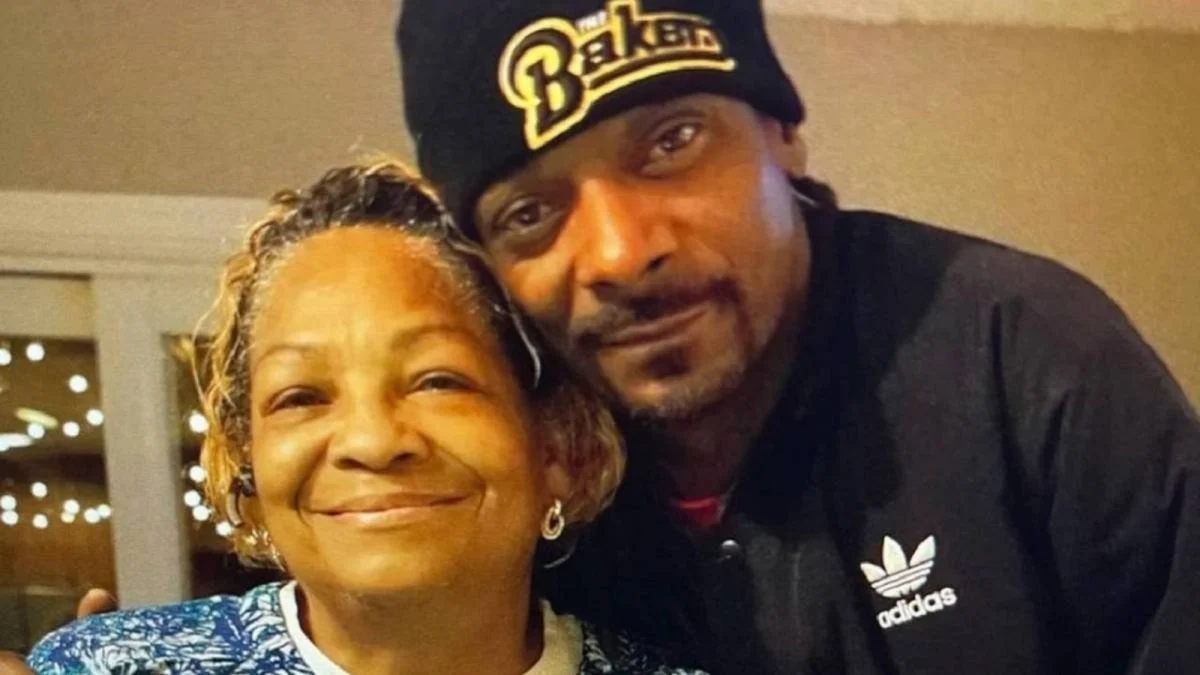 SNOOP DOGG GIFTED PORTRAIT OF LATE MOTHER BY FAN: 'MISS MY MAMMA' 16