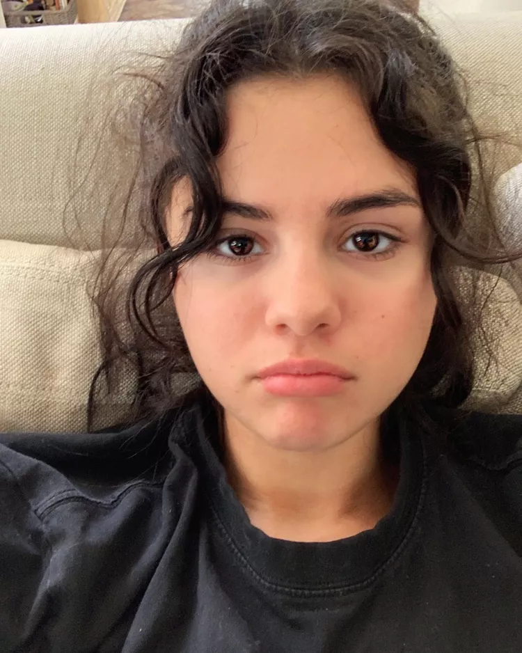 Selena Gomez Goes Makeup-Free as She Shares Rare Look at Her Natural Curls in New Selfie 8