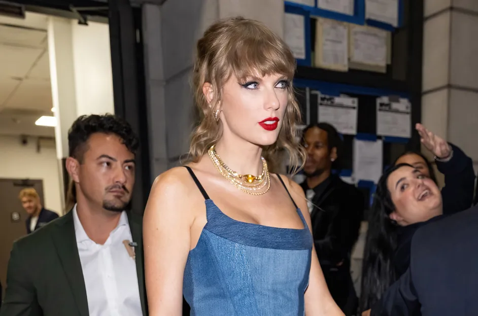 Taylor Swift Misses Chiefs-Vikings Game, Travis Kelce Sustains Apparent Ankle Injury 14