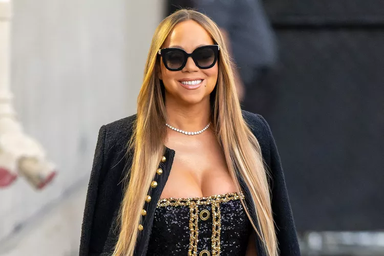 Mariah Carey Makes Fall Fashion Statement in Black and Gold as She Steps Out in Los Angeles 34