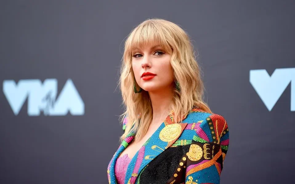 Taylor Swift fans suggest thrilling theories about singer's outfit 1