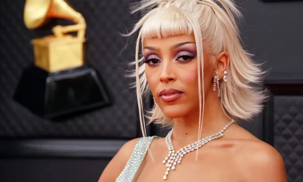 Doja Cat Hits Grammys With Bold New Look, Fans Question Her Choices 3