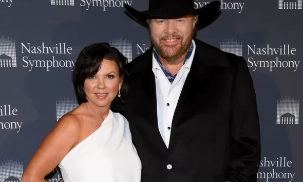 Toby Keith's Wife of Almost 40 Years 'Took Control' of His Cancer Treatment: 'She's the Best Nurse' 4