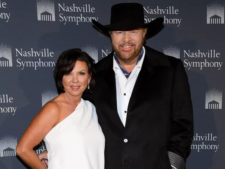 Toby Keith's Wife of Almost 40 Years 'Took Control' of His Cancer Treatment: 'She's the Best Nurse' 4