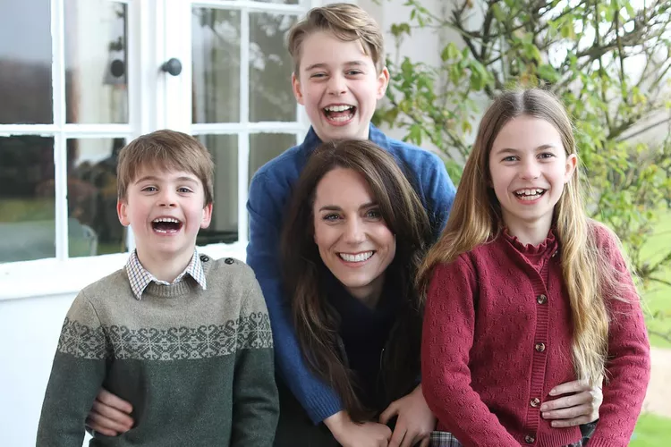 Kate Middleton Poses with 3 Kids in New Photo for U.K. Mother's Day amid Abdominal Surgery Recovery 29