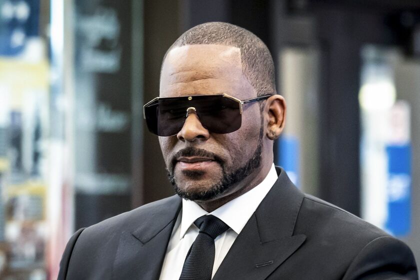 R. Kelly Picked Up A Girl At A High School, Chicago Man Alleges In Wild Story 1