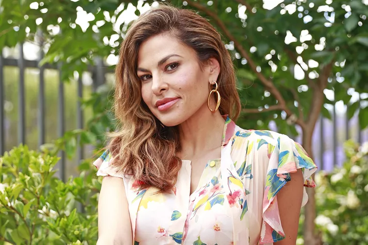 Eva Mendes Says Walking Away from Acting to Raise Her Daughters with Ryan Gosling Was a 'No Brainer' 71