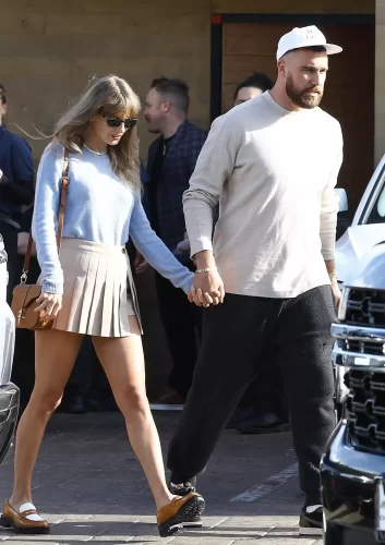 Taylor Swift and Travis Kelce Spotted on Malibu Lunch Date After Enjoying ‘Much-Needed’ Bahamas Vacation 23